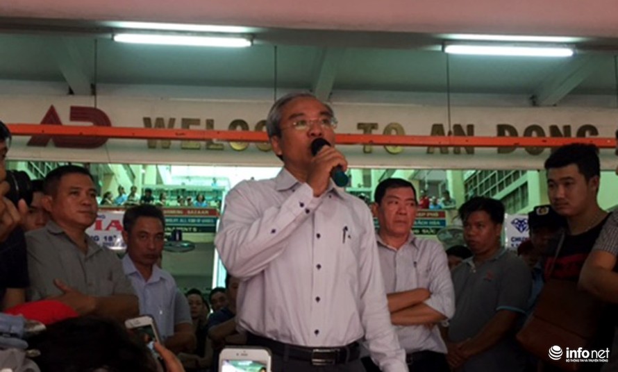 Ông Phạm Quốc Huy có mặt tại chợ An Đông vào sáng 19/9 để nói chuyện với tiểu thương.(Ảnh: Infonet)