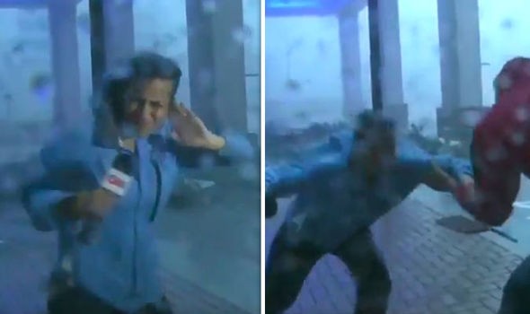 Cảnh tượng nữ phóng viên bất lực trước sức mạnh của cơn bão, bị gió thổi dạt người
