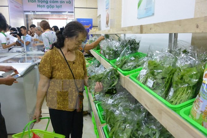 Cư dân chung cư Trung Hòa-Nhân Chính mua hàng tại siêu thị. (Ảnh: Nguyễn Cúc/TTXVN)