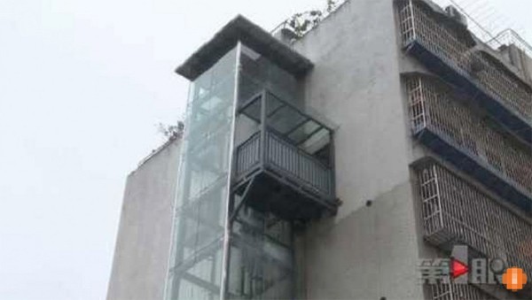 Chiếc thang máy chỉ có một lối dẫn vào duy nhất là trên tầng 6 của khu chung cư