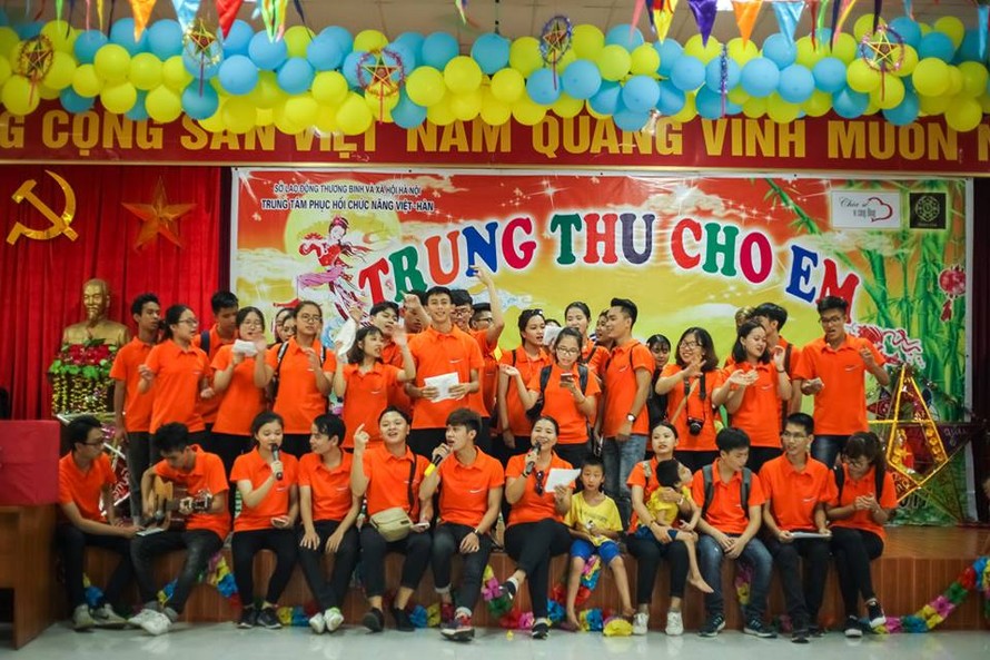Học viên trung tâm CFOS tổ chức trung thu sớm cho các em nhỏ Trung tâm phục hồi chức năng Việt – Hàn