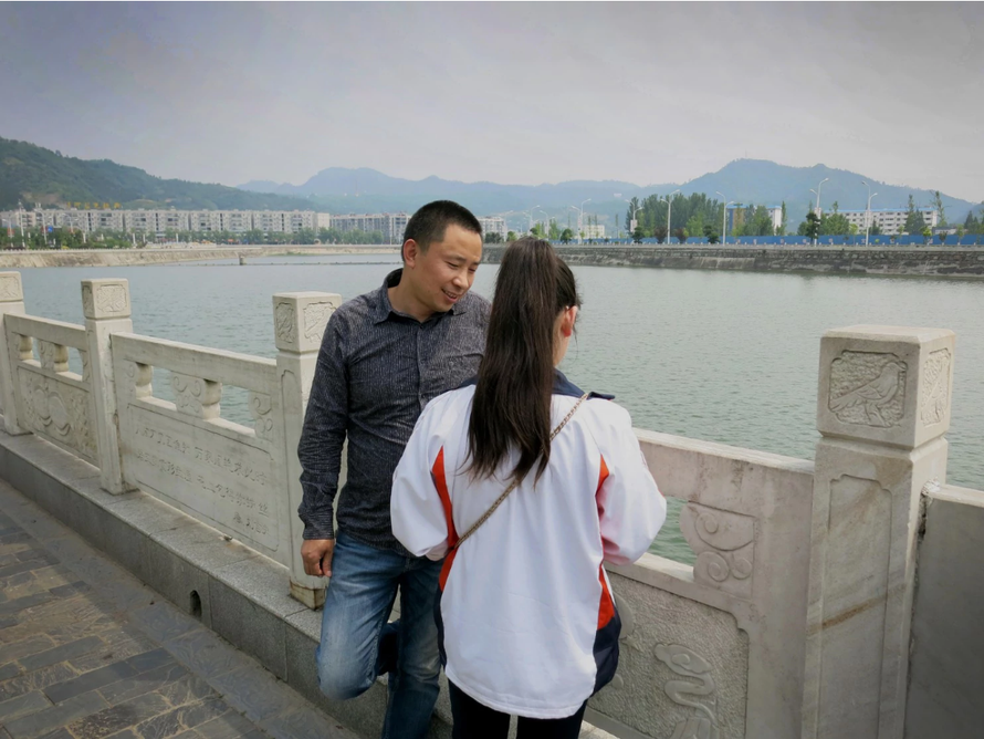 Ônh Cheng Zhu, 43 tuổi, nói chuyện cùng con gái Cheng Ying, 16 tuổi, bên bờ sông Tian ở tỉnh Hồ Bắc. (Nguồn: WashingtonPost)