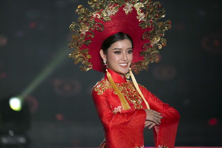 Huyền My lộng lẫy trong vòng thi đầu tiên Hoa hậu Hòa bình Thế giới