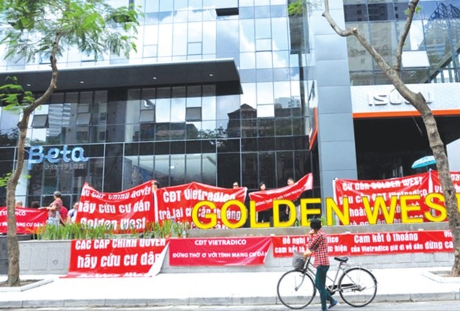 Những cư dân đang sinh sống tại chung cư Golden West số 2 Lê Văn Thiêm (quận Thanh Xuân) tập trung treo băng rôn trước sảnh phản đối chủ đầu tư