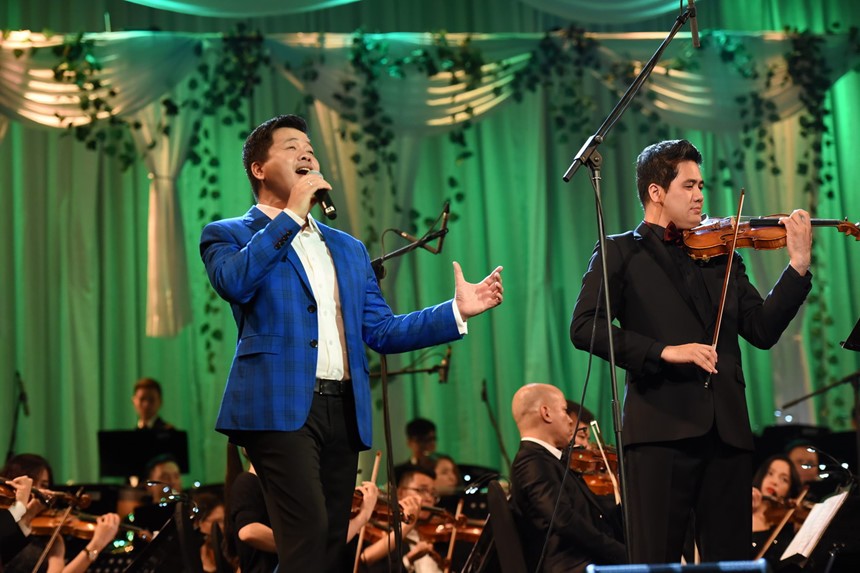 Đăng Dương trình diễn đàn bầu và giọng hát đỉnh cao trong live concert đầu tiên