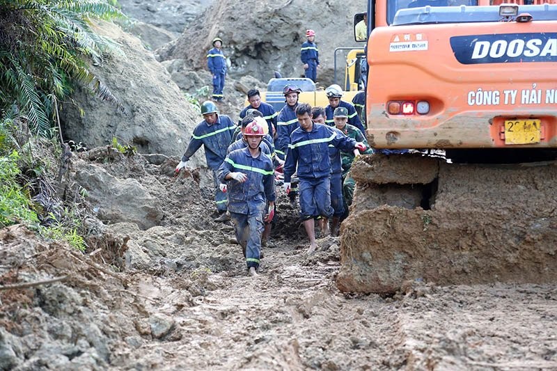 Công tác tìm kiếm những nạn nhân còn bị vùi lấp do sạt lở tại xóm Khanh, Tân Lạc, Hoà Bình vẫn tiếp tục được triển khai