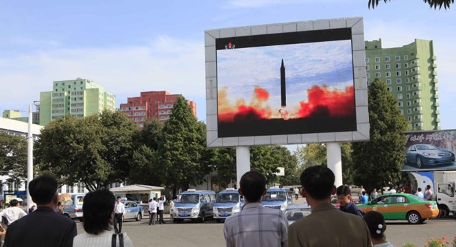 Người dân Triều Tiên theo dõi cảnh phóng tên lửa qua màn hình. Ảnh: AP