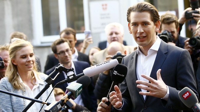 Thủ tướng tân cử Sebastian Kurz phát biểu sau khi rời phòng phiếu tại Vienna. Ảnh: AFP