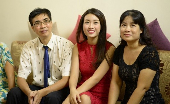 Hoa hậu Đỗ Mỹ Linh và ba mẹ