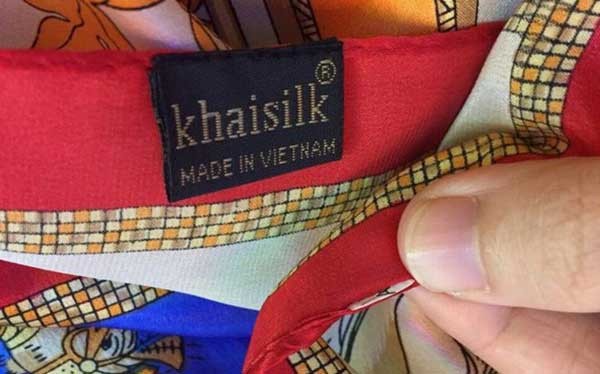 Cơ quan chức năng xác minh thông tin Khaisilk thay đổi nhãn mác khăn lụa từ "Made in China" sang "Khaisilk made in Vietnam".