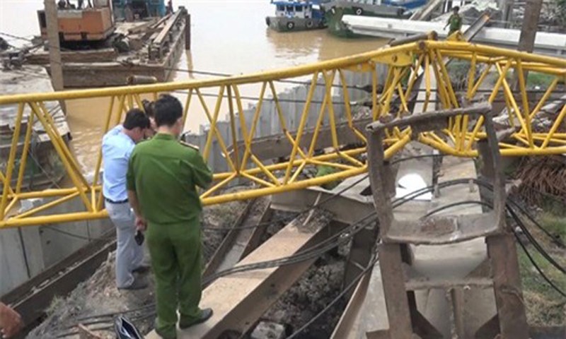Vụ đứt dây cáp cẩu dầm cầu Ba Vì – Việt Trì, 2 công nhân chết