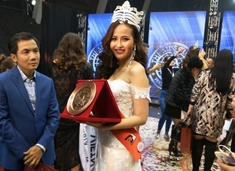 Khánh Ngân đăng quang Hoa hậu Hoàn cầu 2017