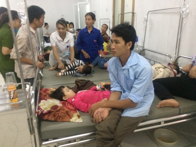 Các cháu bé của trường mâm Hương Lung huyện Cẩm Khê ngộ độc thực phẩm được điều trị tại Bệnh viện Đa khoa huyện Cẩm Kh