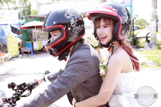 Khởi My thích thú ôm chặt ông xã từ phía sau trong màn rước dâu bằng moto