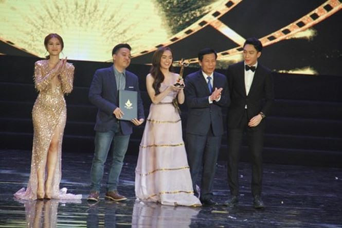 Kaity Nguyễn nhận Bông sen vàng cho bộ phim đầu đời của mình (Ảnh: Thanh Trần)