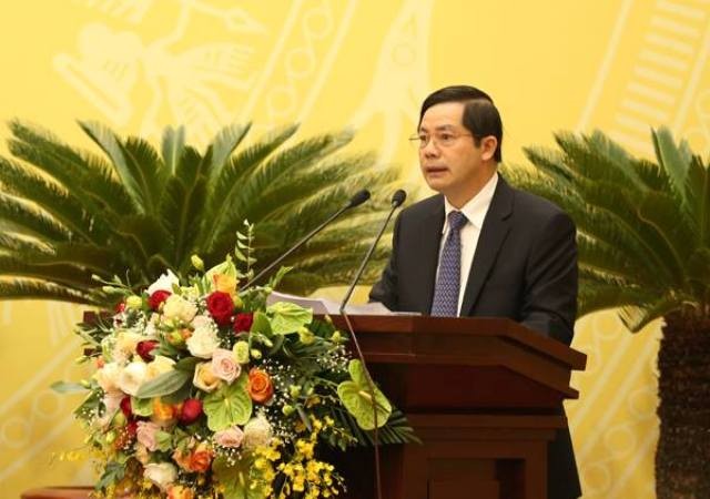 Ông Trần Huy Sáng - Giám đốc Sở Nội vụ Hà Nội rình bày tờ trình tại kỳ họp