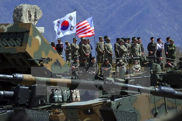 Binh sỹ Hàn Quốc và Mỹ trong cuộc tập trận chung tại Pocheon, cách thủ đô Seoul của Hàn Quốc 65km về phía Đông Bắc, ngày 26/4. (Nguồn: AFP/TTXVN)
