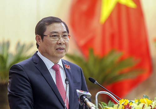 Chủ tịch UBND TP Đà Nẵng Huỳnh Đức Thơ giải trình tại kỳ họp sáng 7/12. Ảnh: Nguyễn Đông.