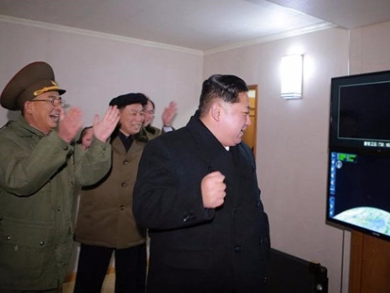 Lãnh đạo Triều Tiên Kim Jong-un giám sát vụ phóng Hwasong-15 rạng sáng 29-11. Ảnh: REUTERS