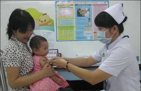 Các mẹ nên đưa con tiêm vacxin phòng sởi để tránh dịch bệnh