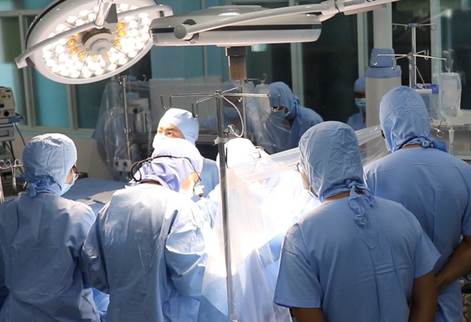 Các bác sĩ bệnh viện quận Thủ Đức, TP HCM thực hiện ca mổ