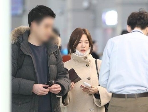 Song Hye Kyo đi cùng trợ lý, không có ông xã Song Joong Ki tháp tùng