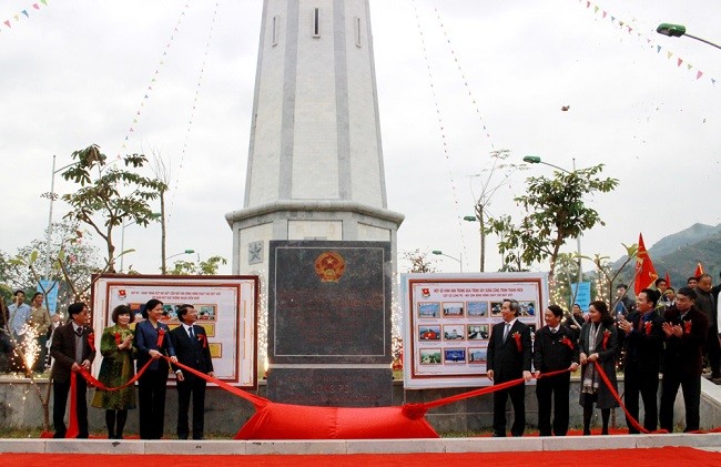 Các đồng chí lãnh đạo trung ương và tỉnh Lào Cai thực hiện nghi thức khánh thành cho công trình của tuổi trẻ Lào Cai