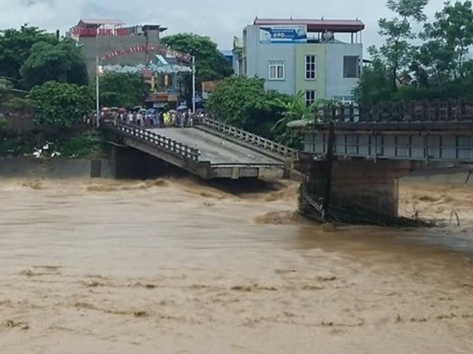 Cầu Thia bất ngờ đổ sập khiến 8 người chết và mất tích