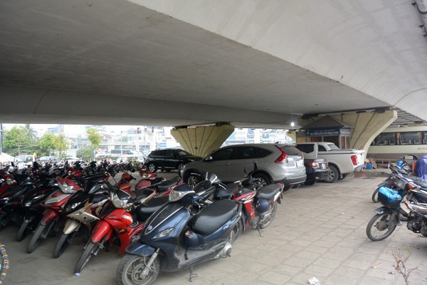 Hà Nội: Ngang nhiên biến gầm cầu thành bãi giữ xe