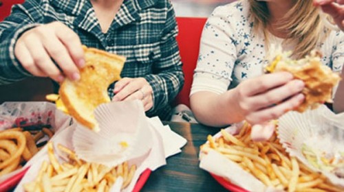 Thức ăn nhanh làm tăng trầm cảm ở trẻ vị thành niên