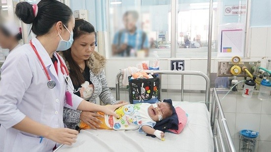 Sài Gòn bất ngờ vào Đông, trẻ mắc bệnh hô hấp lũ lượt vào viện