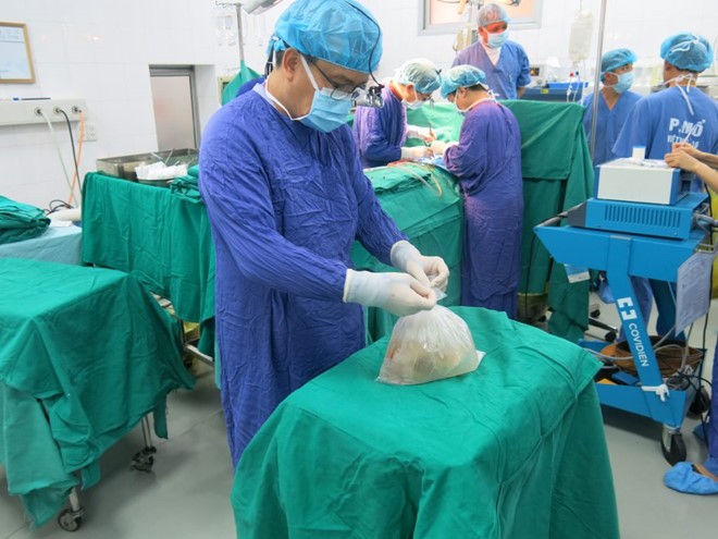 Tạng được bảo quản và vận chuyển từ Bệnh viện 108 để ghép cho bệnh nhân tại Bệnh viện Việt Đức . Ảnh: V.Đ