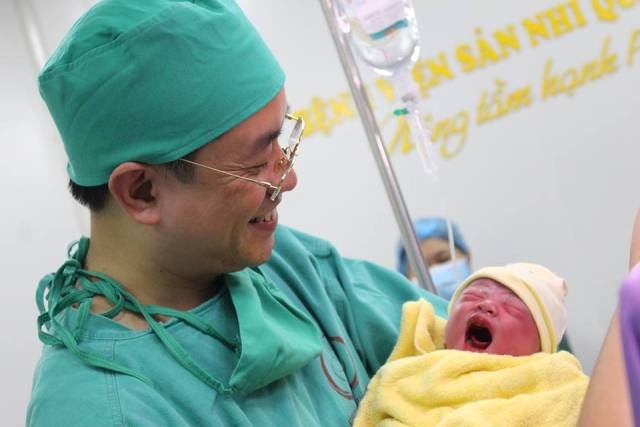 Bé gái đầu tiên chào đời bằng thụ tinh trong ống nghiệm tại BV Sản Nhi Quảng Ninh