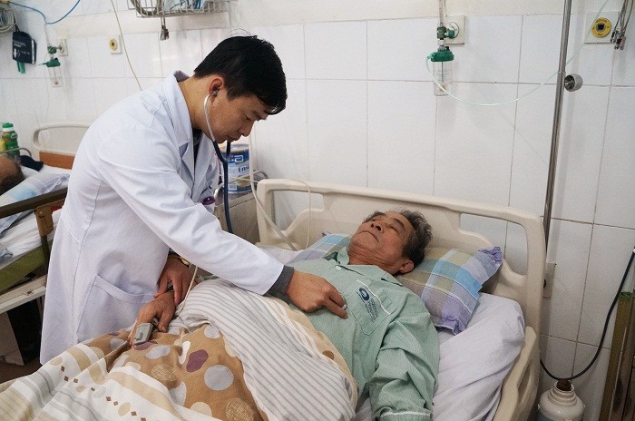 Ths Trần Văn Quý, Phó trưởng khoa tim mạch, Bệnh viện Bãi Cháy kiểm tra lại cho bệnh nhân