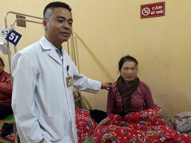 Bác sĩ Thọ đang điều trị cho bệnh nhân H. Ảnh: HQ.