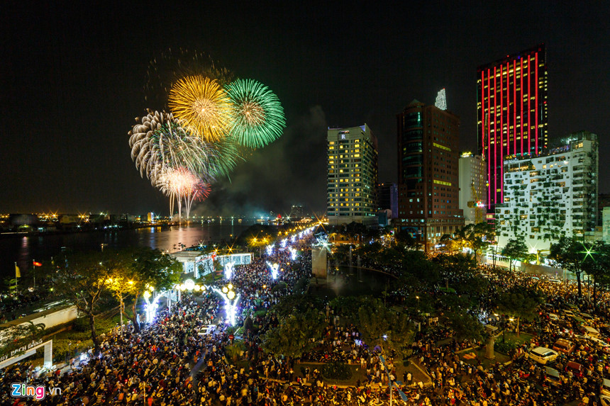 Pháo hoa rực sáng trên sông Sài Gòn chào năm mới