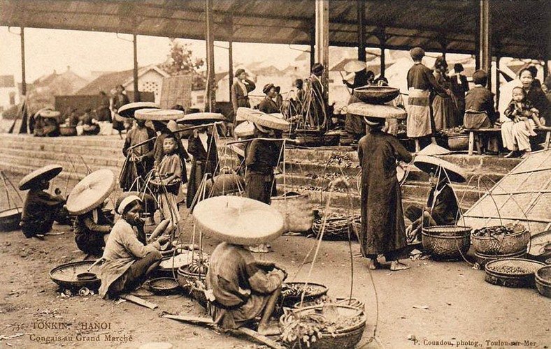 Cảnh buôn bán ở chợ Đồng Xuân xưa khi khu chợ chưa được xây dựng hoàn thiện