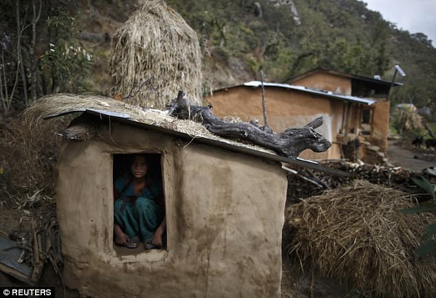 Các cô gái ở Nepal cứ đến kỳ kinh nguyệt là bị đuổi ra khỏi nhà