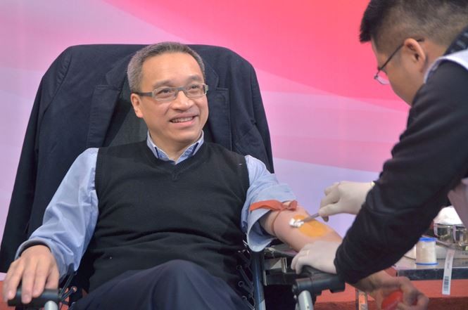 Để động viên, kêu gọi các cán bộ, viên chức Bộ TT&TT tham gia sự kiện ý nghĩa này, Thứ trưởng Phan Tâm đã tiên phong ngồi vào ghế kiếm tra sức khỏe và hiến máu. Ảnh: Thanh Hà