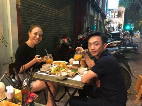 Cặp đôi cùng đón một buổi tối lễ tình nhân lãng mạn tại một quán ăn vỉa hè đơn giản