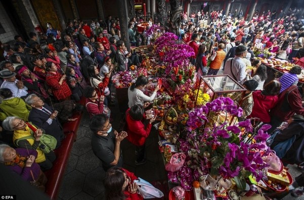 Cảnh người dân đi lễ chùa đầu năm ở một ngôi đền ở Đài Bắc, Đài Loan