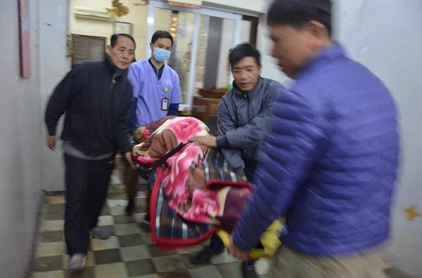 Trung tâm Cấp cứu 115 Hà Nội nhanh chóng đưa một cụ bà vào viện...
