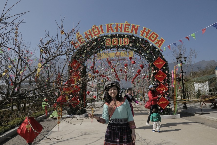 Lễ hội khèn hoa biến không gian khu vực cổng vào Sun World Fansipan Legend thành một “bản làng vùng cao” độc đáo