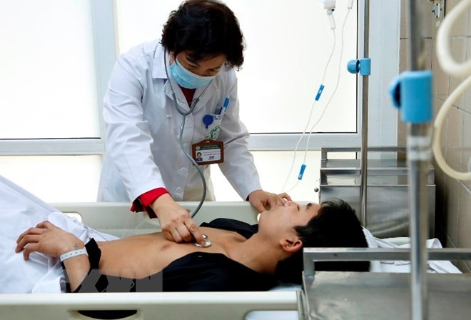 Cấp cứu điều trị bệnh nhân bị ngộ độc liên quan đến rượu tại Bệnh viện Bạch Mai. (Ảnh: Dương Ngọc/TTXVN)