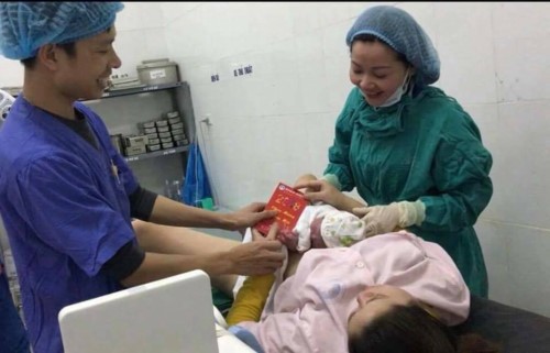 Bác sĩ đón em bé chào đời vào thời khắc giao thừa tại Bệnh viện sản nhi Hưng Yên
