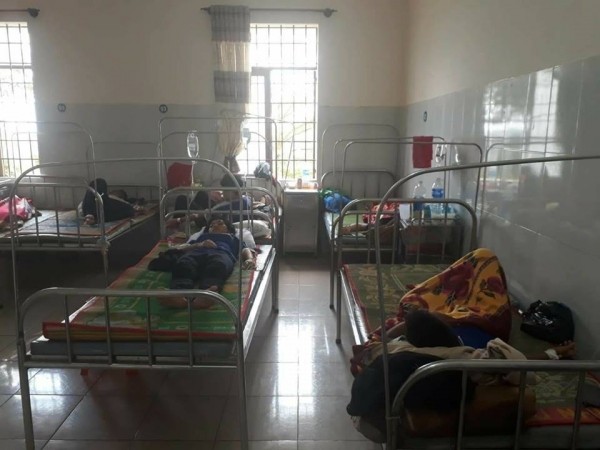 Các em học sinh được nhập viện để cấp cứu và theo dõi bệnh tình