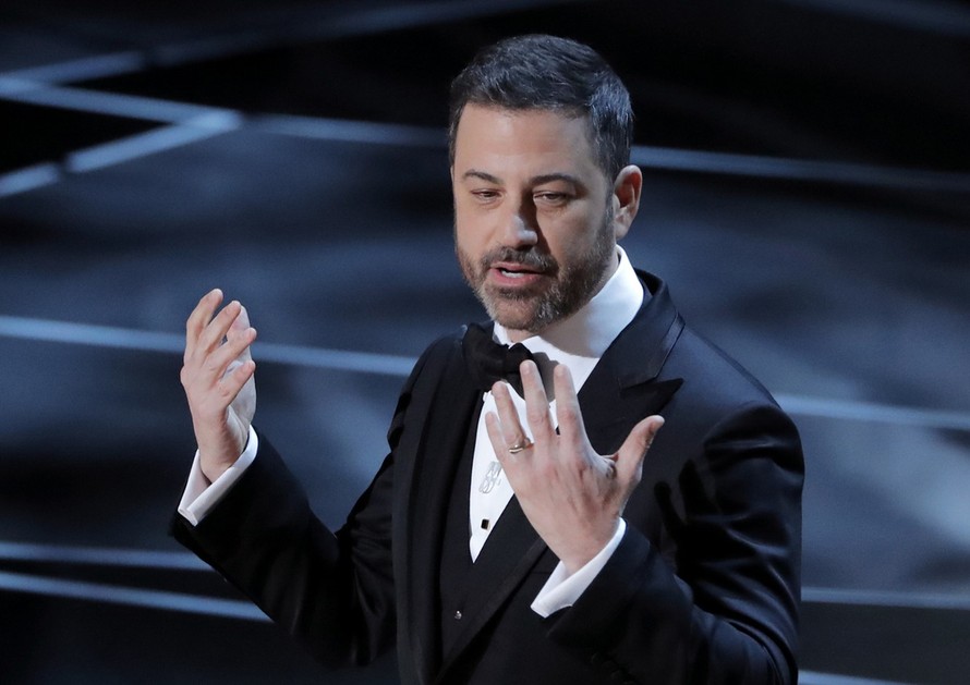 Jimmy Kimmel phát biểu khai mạc lễ trao giả Oscar năm nay - Ảnh: Reuters