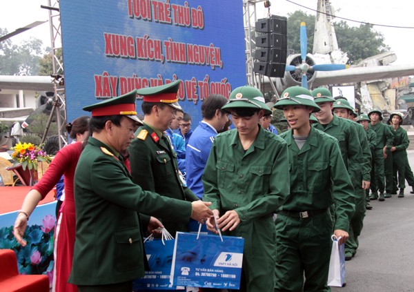 Ngày hội tòng quân nắng ấm, gần 3.500 thanh niên Hà Nội nhập ngũ