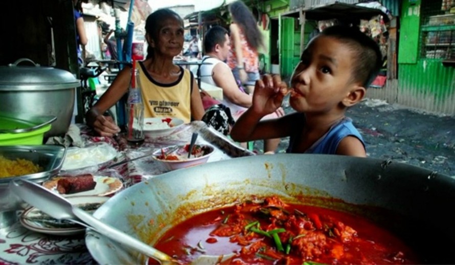Pagpag là món ăn thường nhật của trẻ em ở khu những ổ chuột của Philippines. (Nguồn: Rappler).