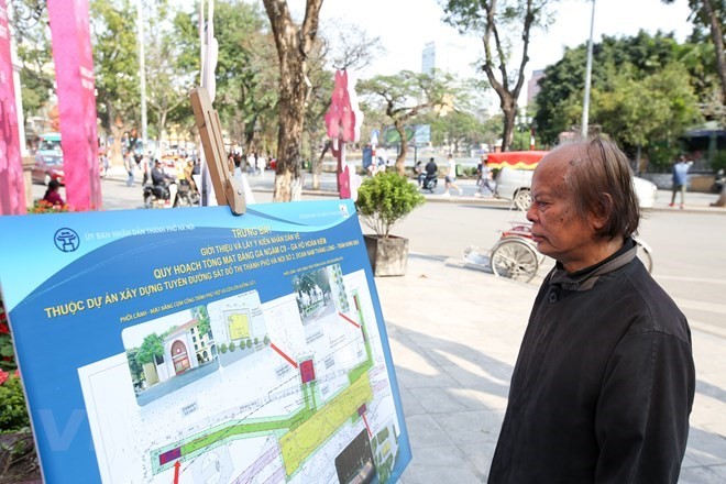 Người dân đến xem trưng bày và góp ý về vị trí đặt ga tàu điện ngầm C9-ga hồ Hoàn Kiếm của tuyến đường sắt đô thị Nam Thăng Long-Trần Hưng Đạo. Ảnh: Minh Sơn/Vietnam+